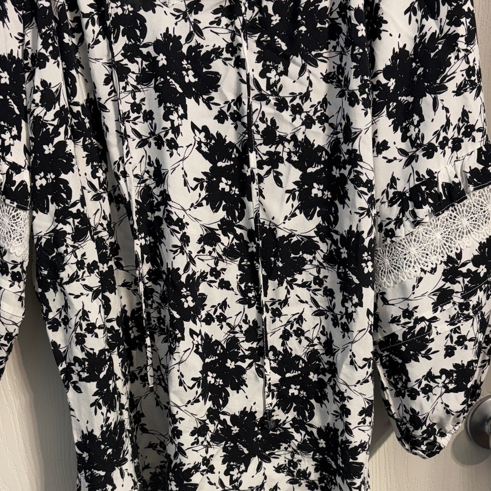 Adrienne Vittadini Monochrome Floral Blouse - Picture 4 of 7